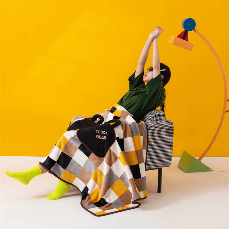 手提长方形抱枕毯子两用办公室午休毯盖腿小毯子车载空调毯沙发毯