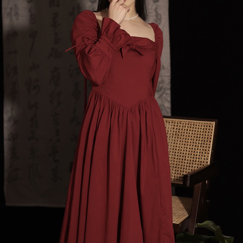 喵吉复古长袖方领露肩渡假裙小个子长款收腰红色连衣裙公主裙女春