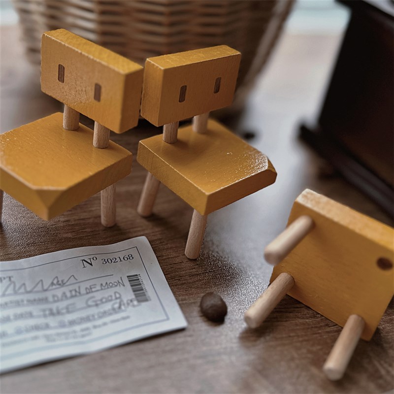 铃芽之旅三条腿椅子入户铁门磁铁装饰贴缺腿木头草太小凳子冰箱贴