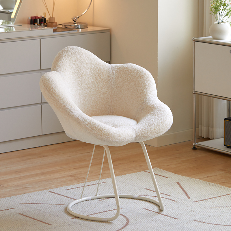 轻奢奶油风化妆椅子女生卧室梳妆台凳子高级化妆凳靠背美甲花瓣椅