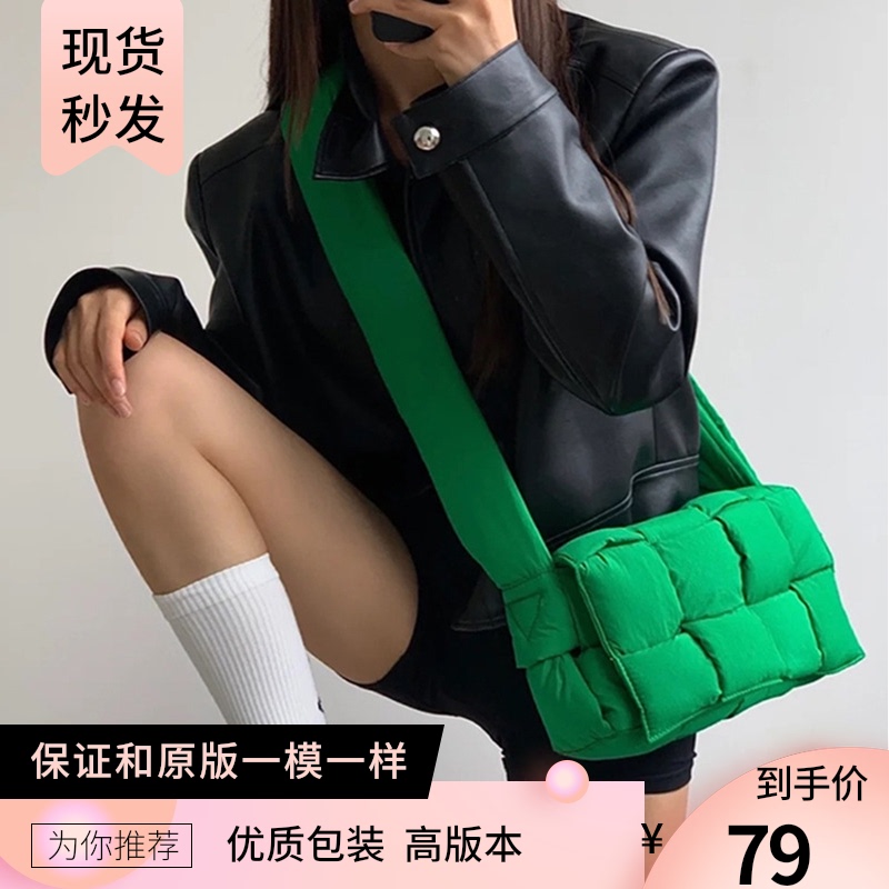 小众海绵羽绒包2021秋冬编织包包女绿色小方包枕头包尼龙斜挎包潮