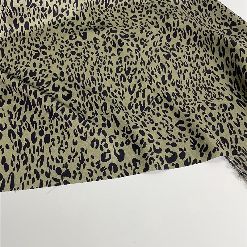 E699夏季绿色底黑点印花缎面雪纺布头柔软垂坠透气连衣裙旗袍面料