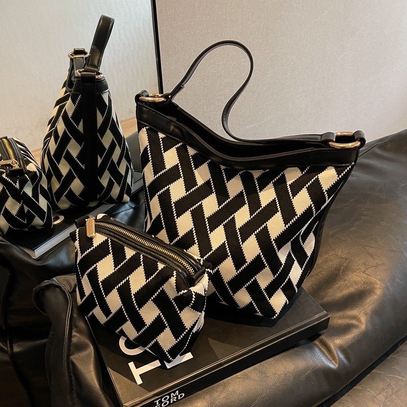 今年流行包包女2023秋冬新款时尚帆布单肩包百搭大容量斜挎水桶包