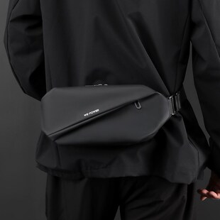 2024高级男士单肩包磁吸扣包包男款斜挎胸包多功能时尚感男士腰包