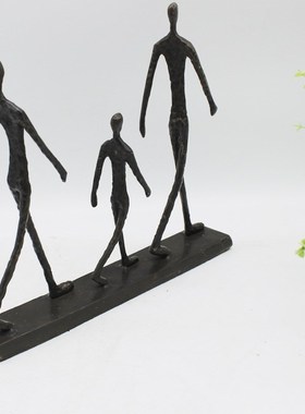 欧式铸铁行走的三口之家摆件家居复古装饰工艺品办公室摆饰软饰品