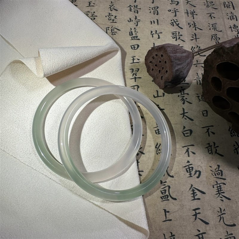 现货天然半山半水冰种玛瑙油青手镯细美人条玉髓翡翠镯叮当镯一对