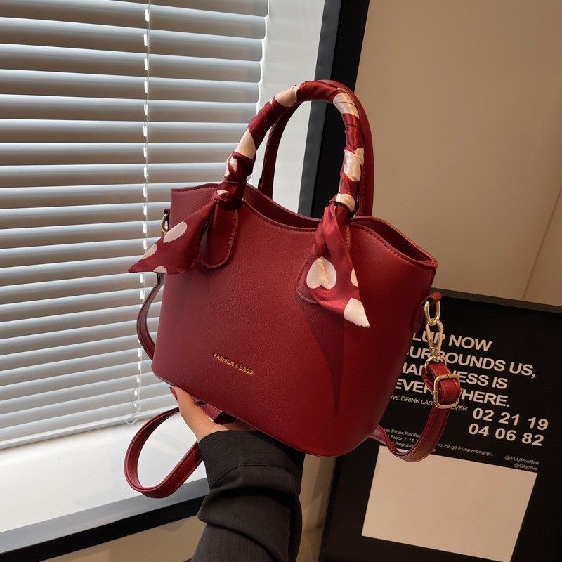 高级感小众红色包包2024新款女包流行百搭斜挎包结婚新娘包手提包