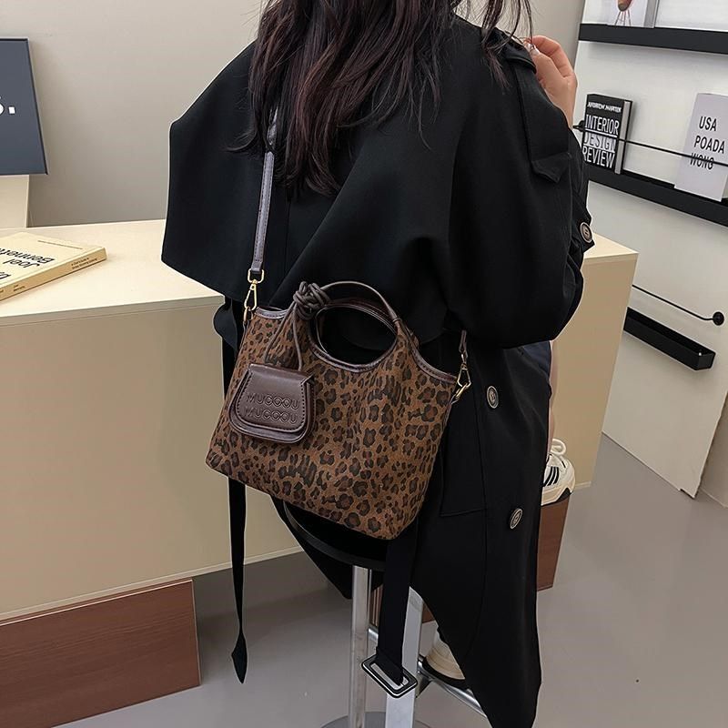 手提豹纹包包女秋季2024新款潮时尚小水桶包百搭斜挎包菜篮包