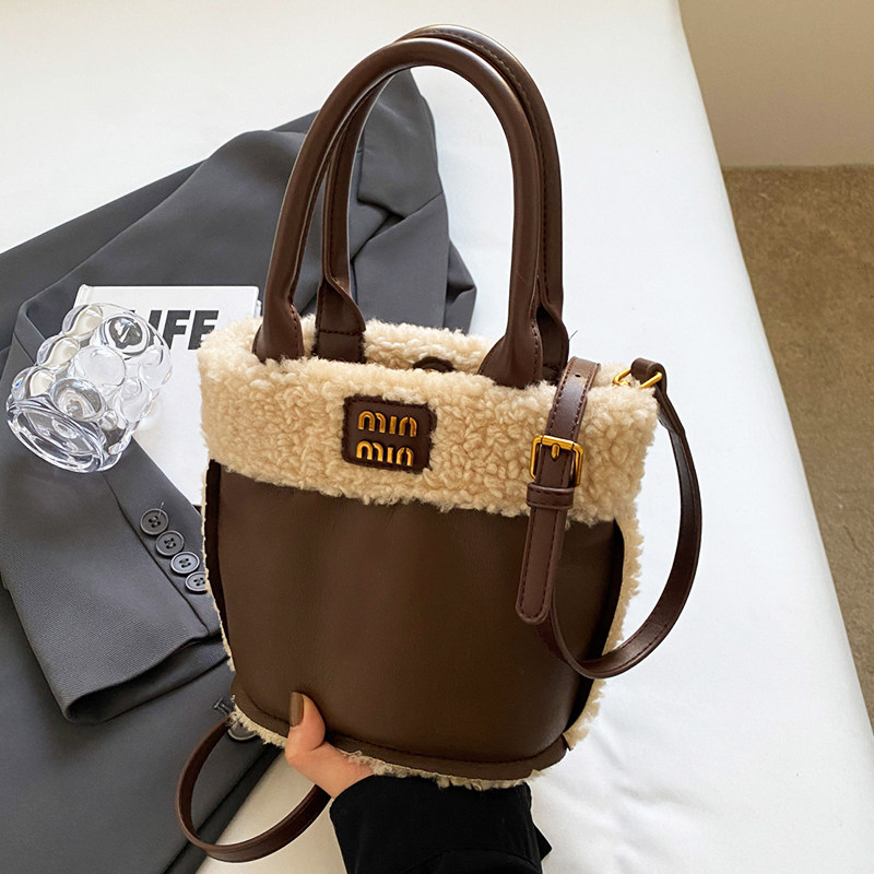 时尚毛绒水桶包手提包包女包新款2024潮秋冬款百搭单肩包斜挎包软,箱包皮具/热销女包/男包,水桶包,淘宝优惠券,粉丝福利购,淘宝优惠卷