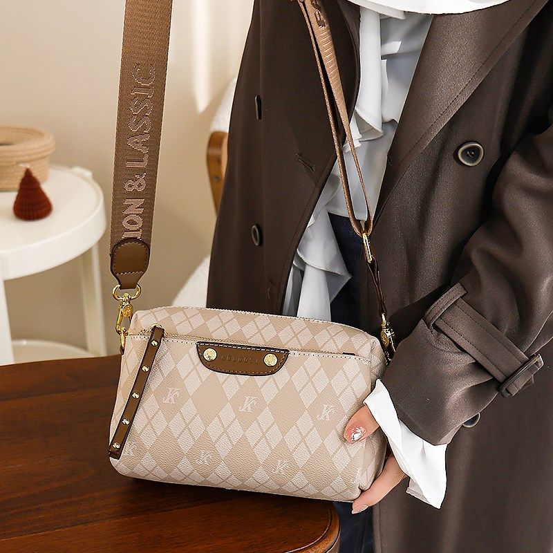 斜挎包女2024新款包包宽肩带休闲女包多层大容量斜挎包设计感小众