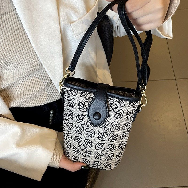 手机包女斜挎2024新款迷你小包高级感洋气春夏小巧轻便帆布水桶包