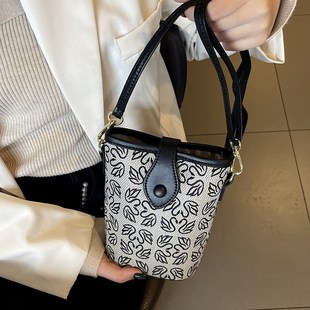 手机包女斜挎2024新款迷你小包高级感洋气春夏小巧轻便帆布水桶包