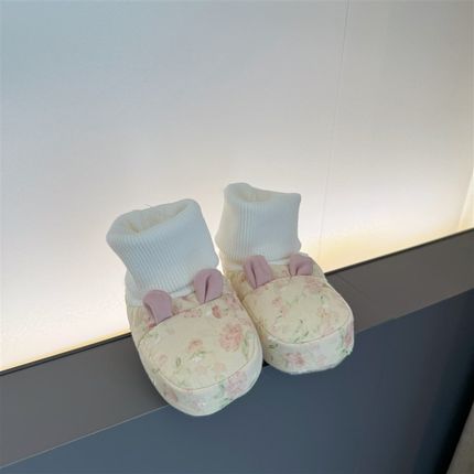 冬季3-6-12个月婴儿鞋子软底女宝宝鞋袜一体不掉保暖加厚加绒棉鞋