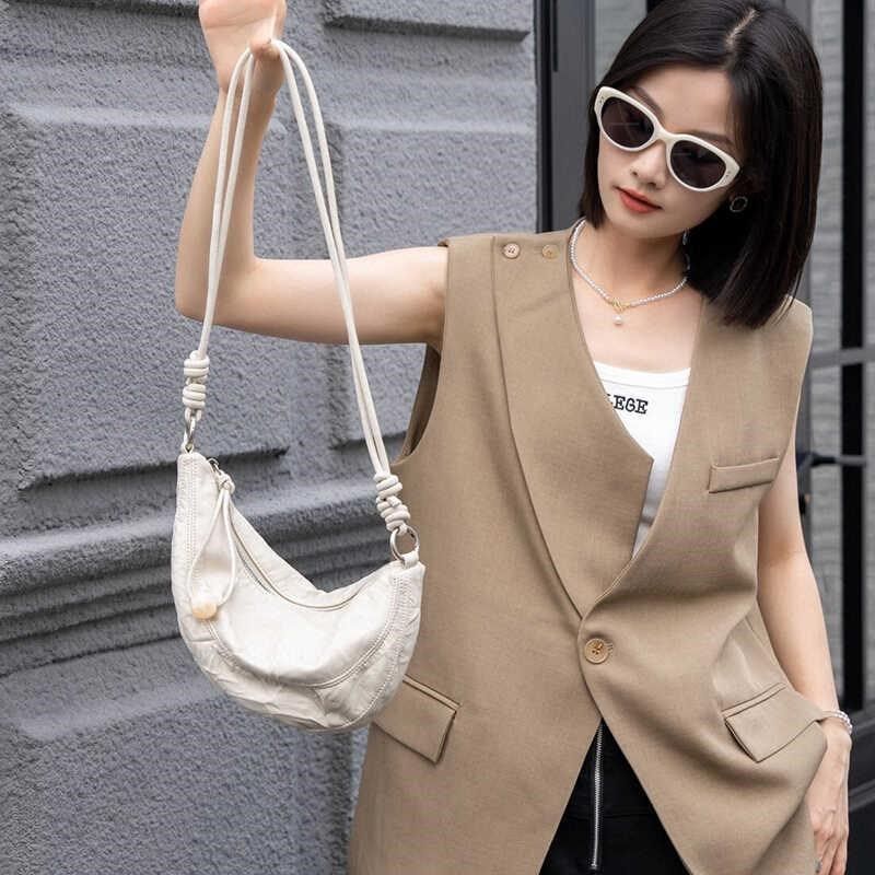 小众时尚斜跨水壶包女包新款简约休闲褶皱马鞍包百搭单肩胸包,箱包皮具/热销女包/男包,时尚帆布包,淘宝优惠券,粉丝福利购,淘宝优惠卷