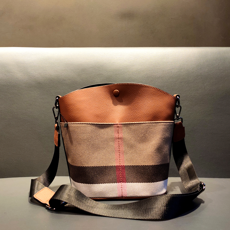 高端格子帆布水桶包包女潮2020新款斜跨百搭牛皮女包单肩斜挎包女