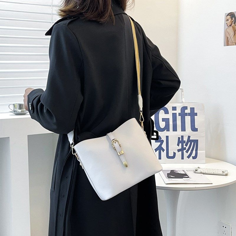 大包包2024新款潮宽带斜挎包女包春夏质感单肩包大容量通勤水桶包,箱包皮具/热销女包/男包,水桶包,淘宝优惠券,粉丝福利购,淘宝优惠卷