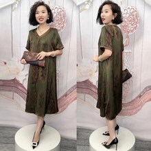中年妈妈真丝连衣裙高档国风印花大码遮肉V领新中式老年人长裙子