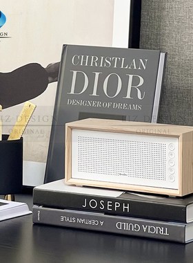 样板房间软装书桌摆件家居饰品复古蓝牙音响原木耳机架装饰画组合