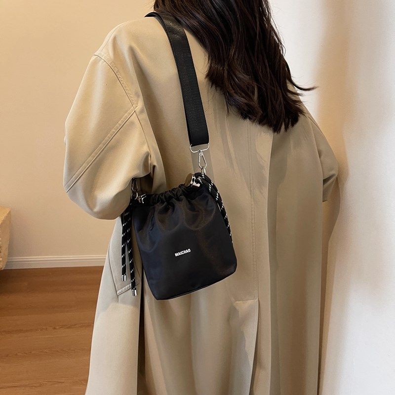 帆布包包女秋季2024新款时尚小众设计单肩斜挎包高级感洋气水桶包,箱包皮具/热销女包/男包,通用款女包,淘宝优惠券,粉丝福利购,淘宝优惠卷