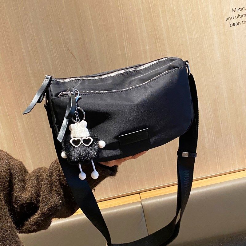 大容量多夹层防水斜挎布包网红爆款秋冬百搭软面宽肩带单肩包女包