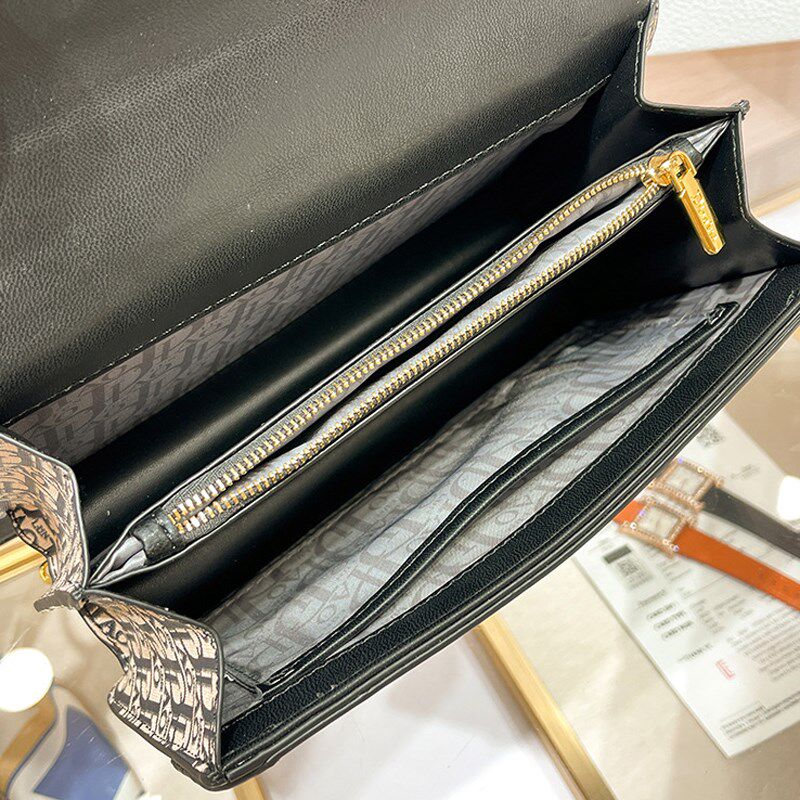 斜挎包女2024新款百搭休闲夏季腋下包女小众设计感女士单肩包小包