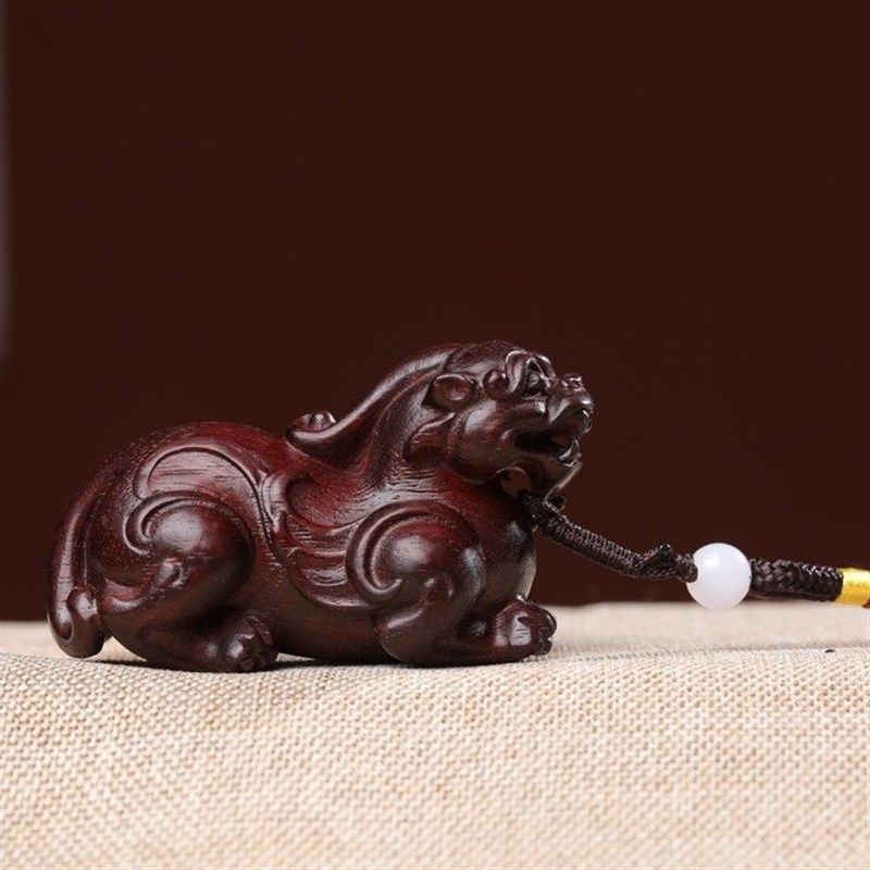 小叶紫檀实木雕刻貔貅手持把玩件汽车吊坠挂饰男女款随身携带文玩