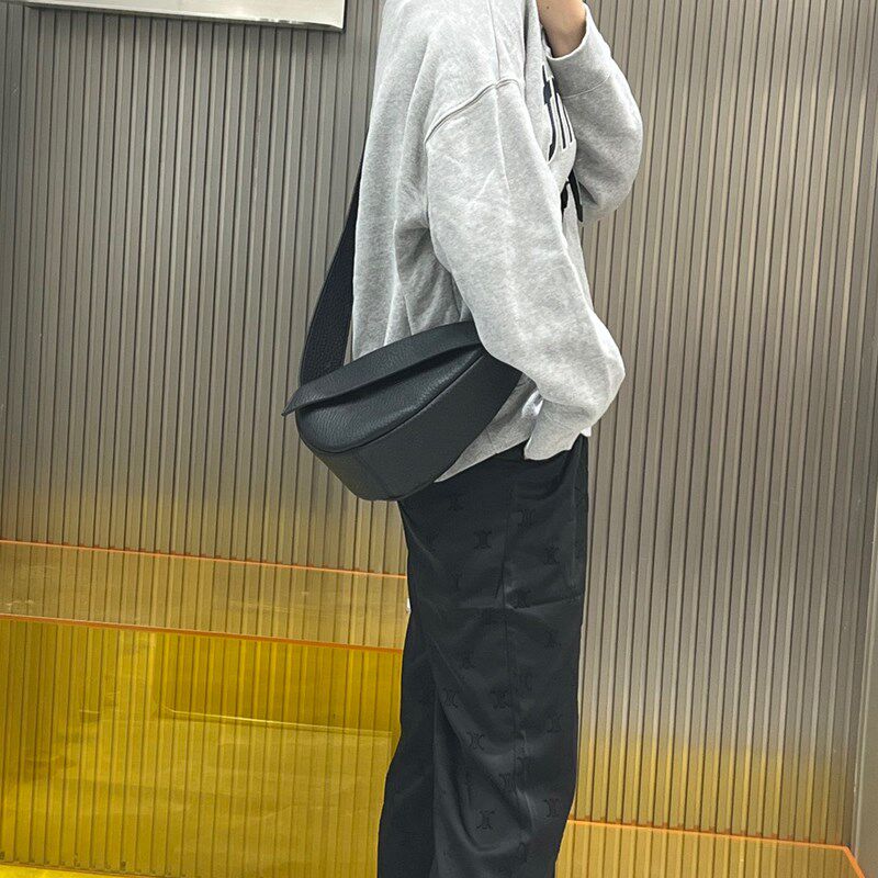 小众设计三角包腋下包女20w23新款女包软皮单肩包宽肩带斜挎包