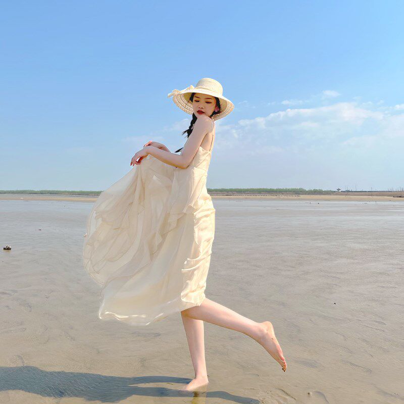 海边度假沙滩连衣裙新款吊带长z裙旅游白色拍照雪纺海滩女多巴胺