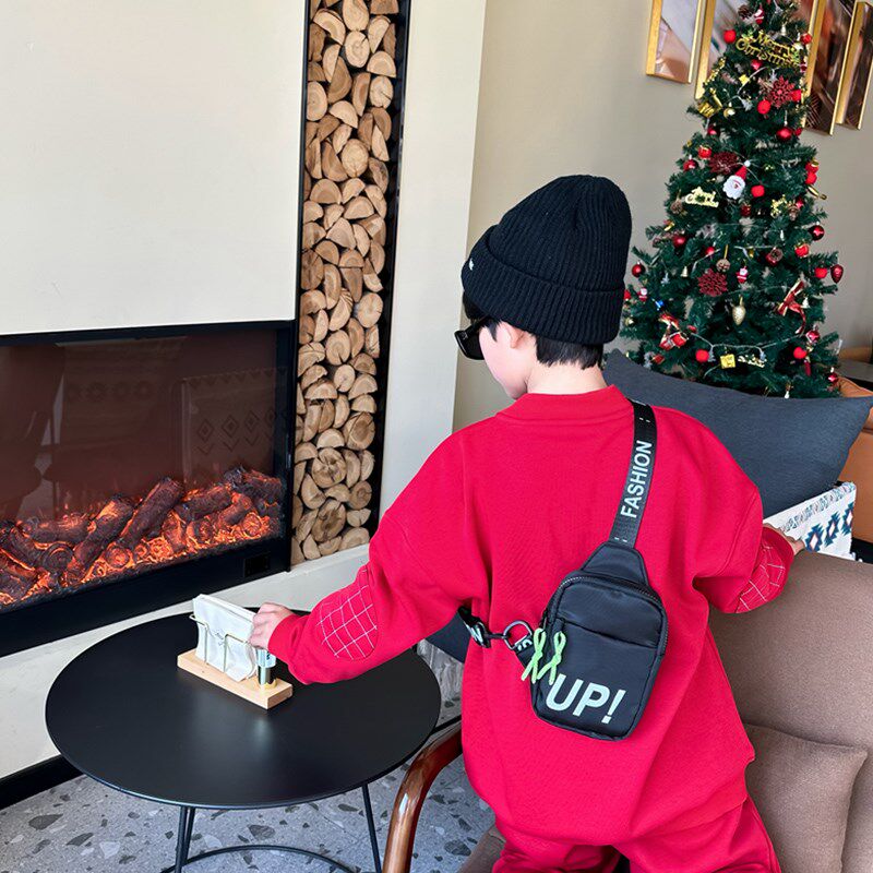 儿童包包斜挎包帅气简约韩版男童胸包2024新款户外小男孩储物挎包