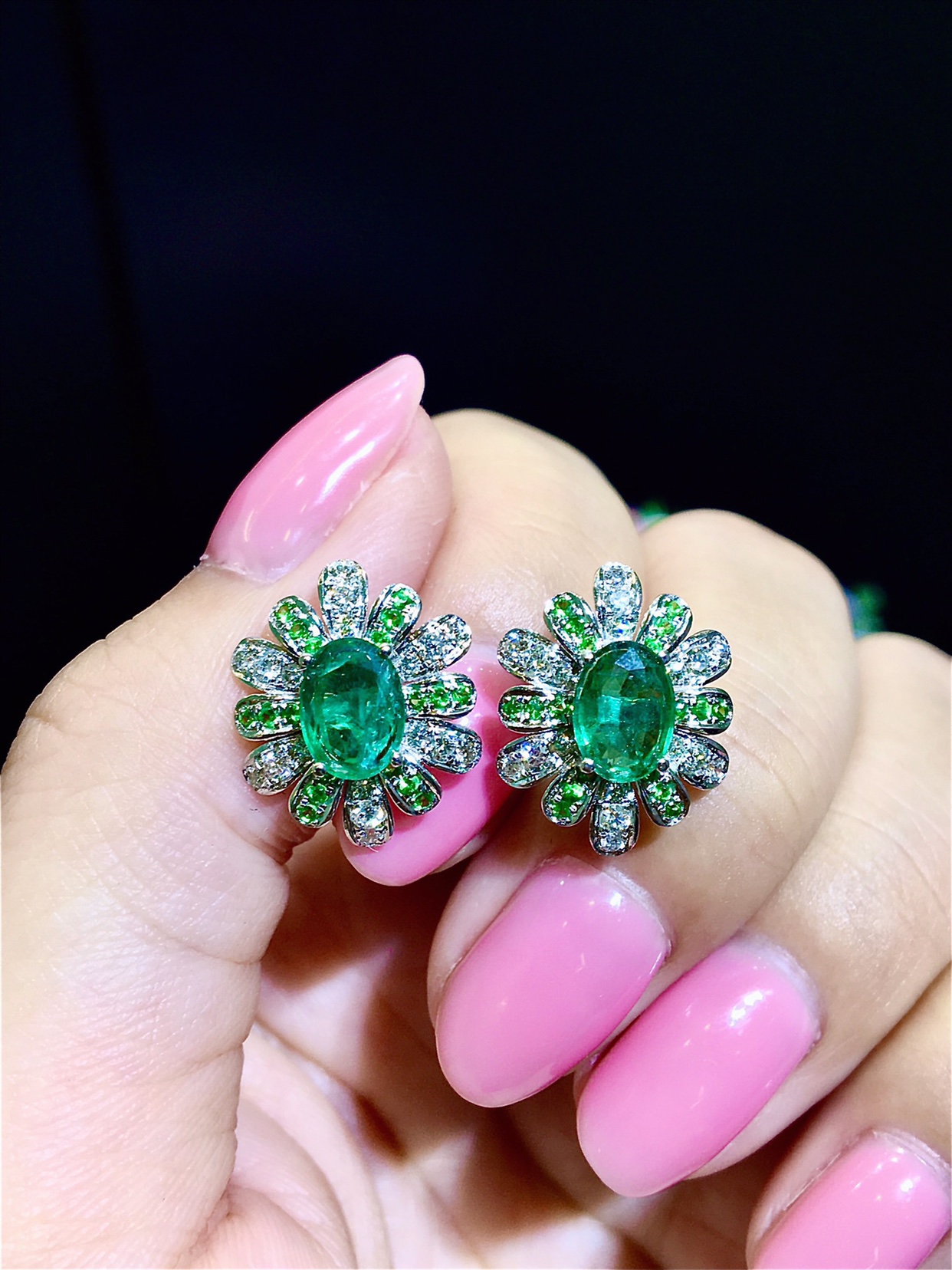 18k金雏菊花朵款祖母绿钻石耳钉,祖母绿台面大,晶莹通透火彩好