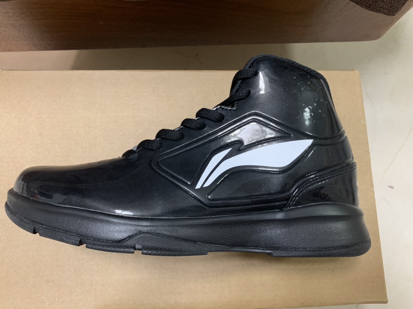 李宁赞助CBA裁判鞋篮球裁判鞋漆皮全黑高帮护踝耐磨