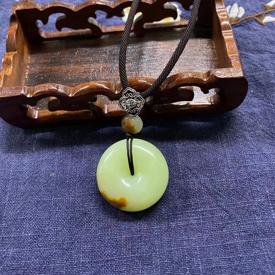 黄白河磨玉平安扣吊坠岫玉平安扣东北籽料带皮透闪石玉纯天然皮色