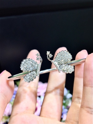 18K金蝴蝶款开口钻石手镯，蝴蝶造型栩栩如生，高品质钻石白又闪