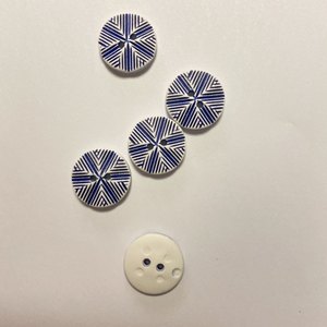 18mm1颗价英国Textile Garden白底蓝色放射线条纽扣