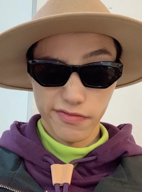 高级轻奢黑墨镜装饰宽出游辣妹