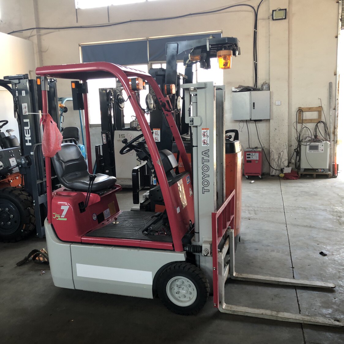 日本进口丰田0.7吨门架升高2.5米电动叉车仓库货物搬运专用工具