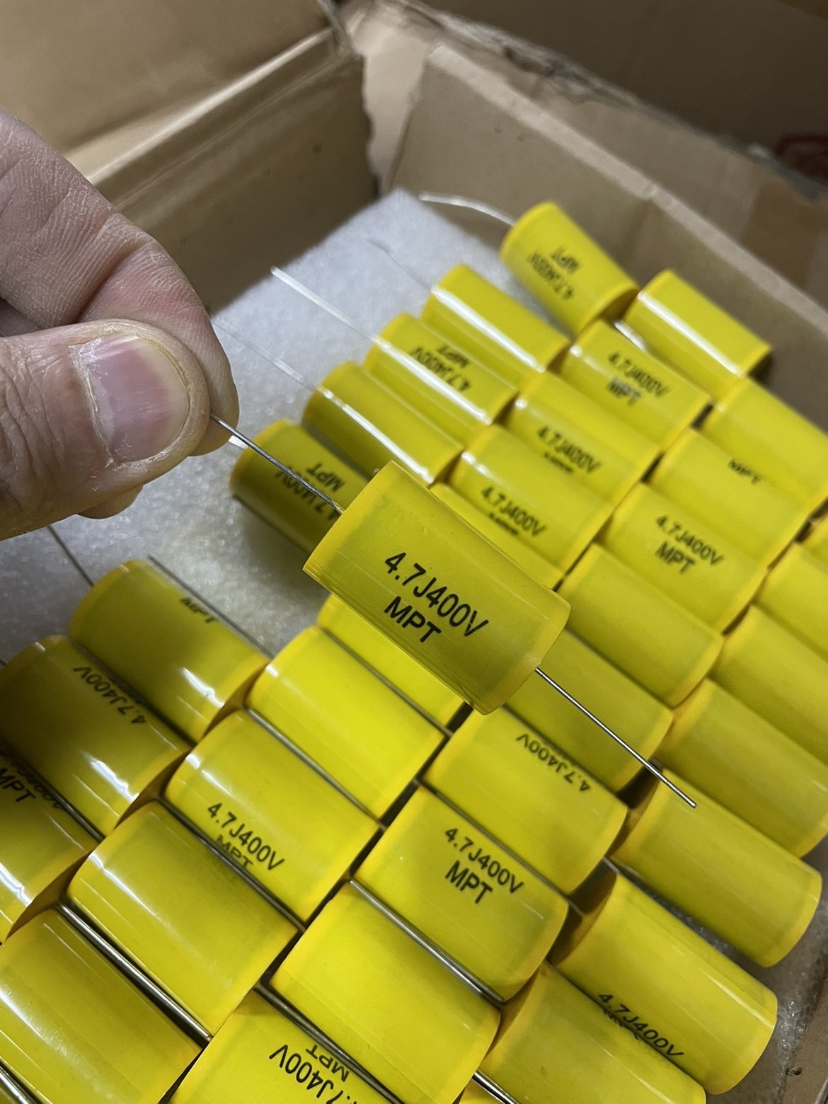 MPT轴向电容器475J400V 4.7UF400V 400V475J 400V4.7UF圆形 - 实物图