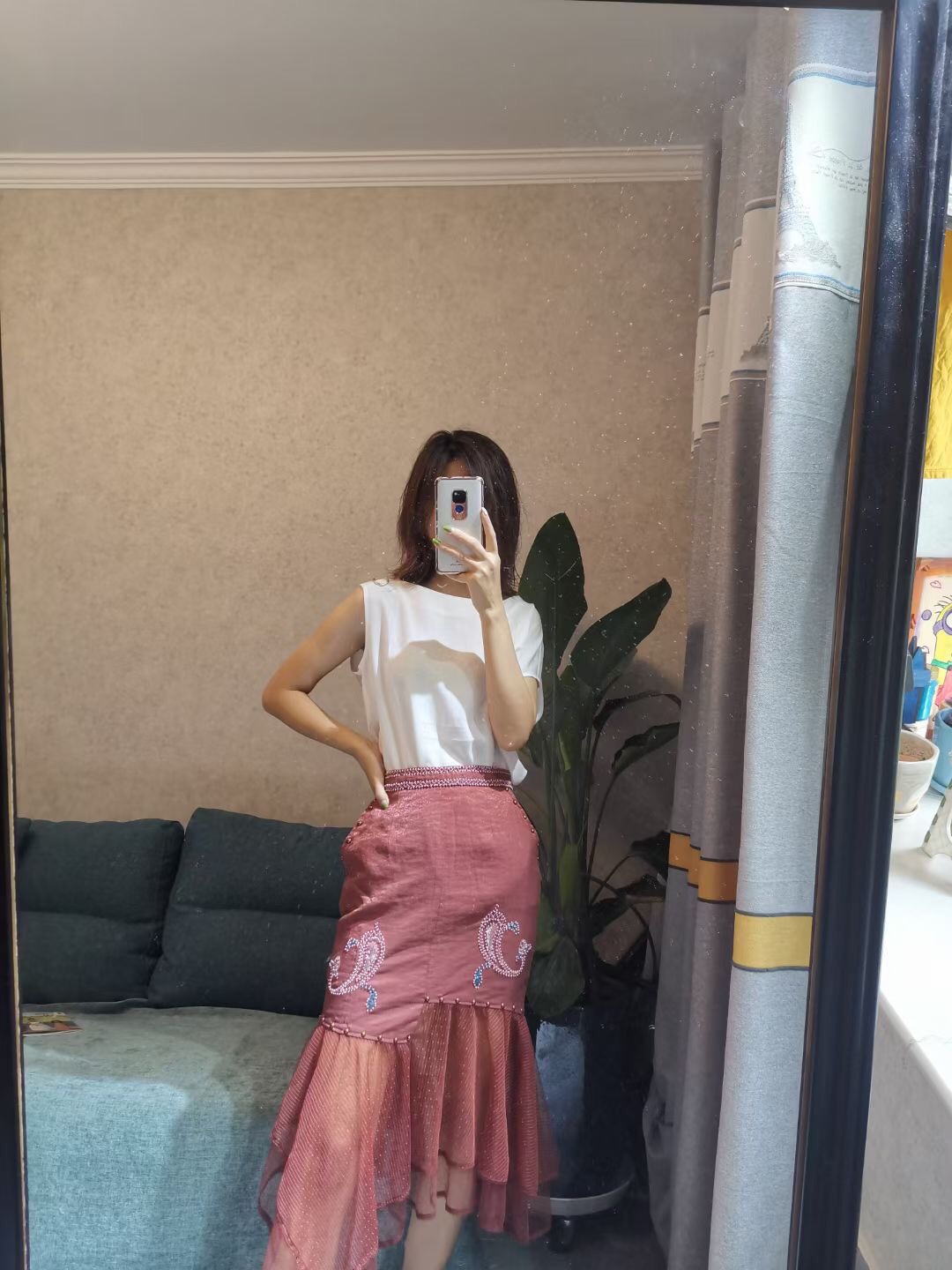 海焰xing钉珠不规则裙摆半身裙