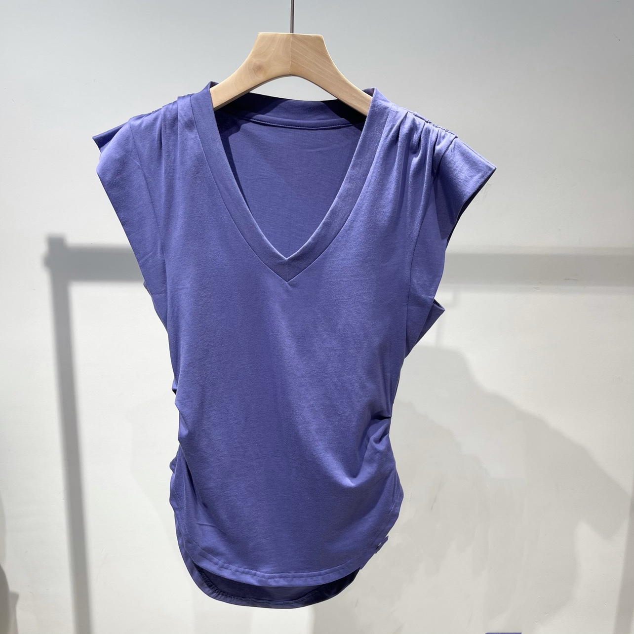 wop  *两侧收腰设计感修身洋气V领无袖上衣三色短袖T恤女ins潮