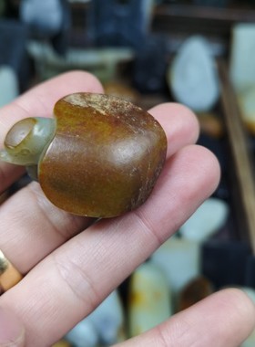 新疆和田玉籽料红皮王八