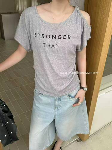 【甜甜专享】褶皱收腰镂空小心机上衣女落肩袖印花短袖T恤516