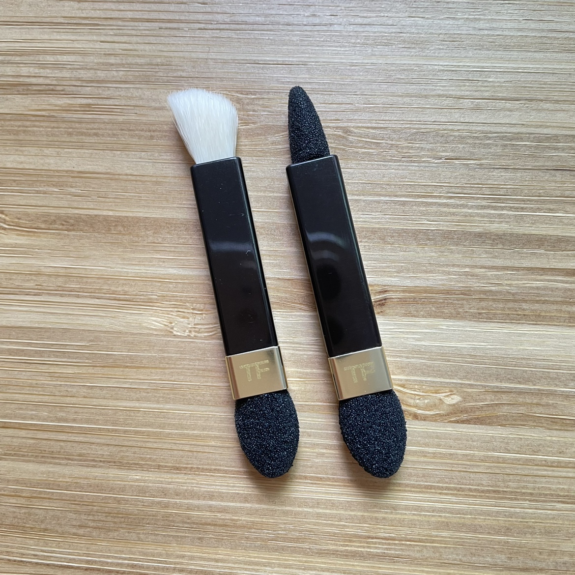 包邮四色眼影原装刷子现货一对