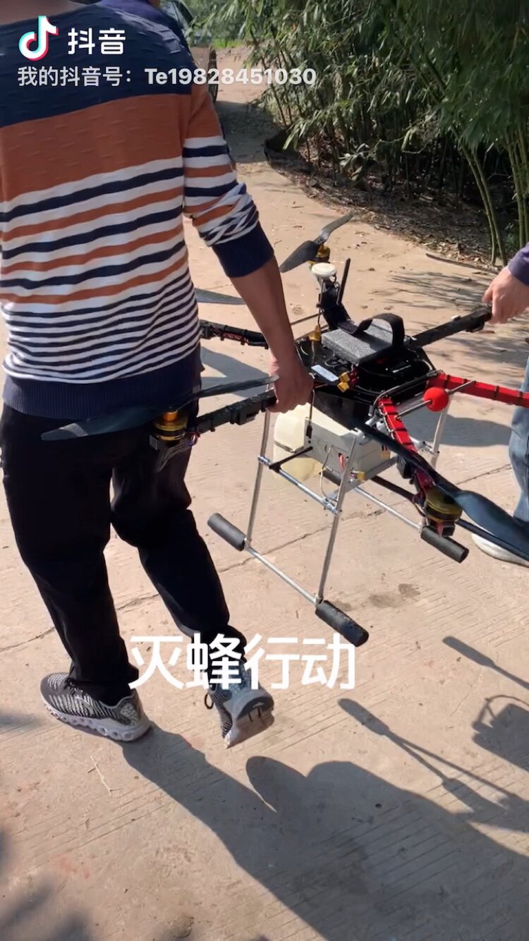 马蜂窝 无人机喷火器 放火飞机灭马蜂#消灭马蜂工具#应急救援
