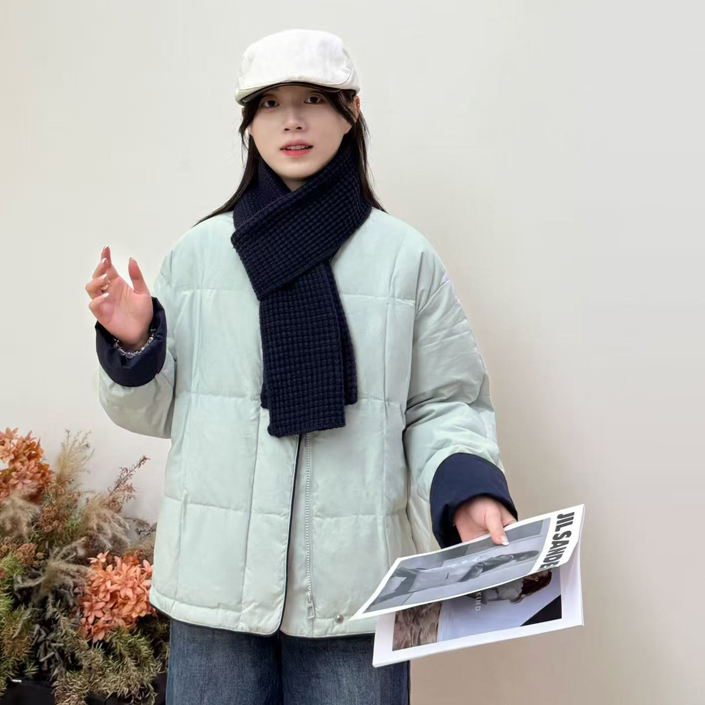 女士短款圆领羽绒服配围巾2025冬季新款纯色简约保暖舒适减龄外套