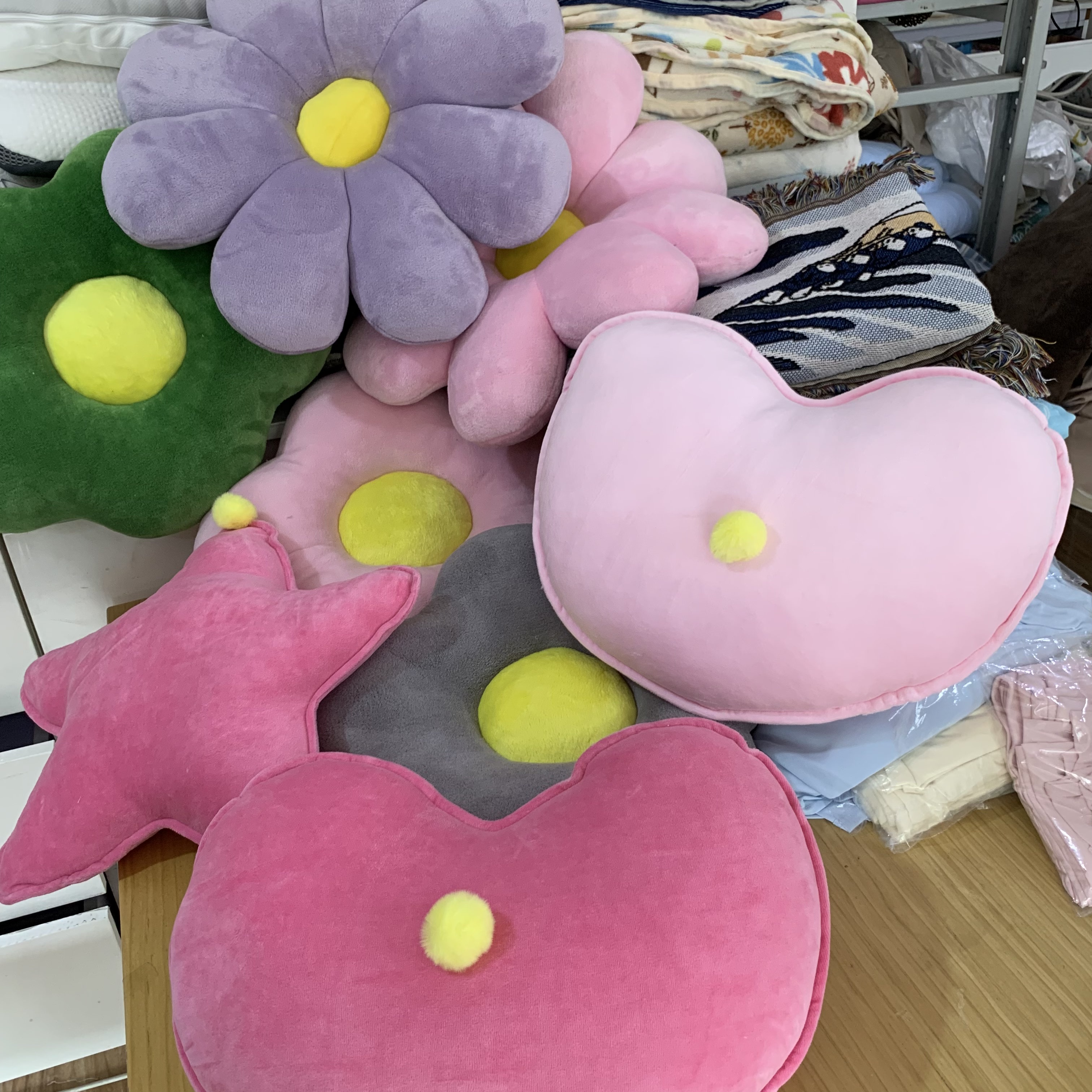 出口日本原单尾货毛绒抱枕靠垫沙发装饰垫子女生椅垫