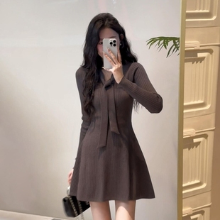 法式气质针织连衣裙子女秋冬季2025新款高级感小个子收腰a字短裙
