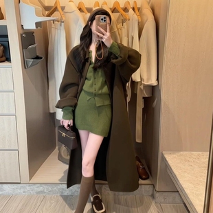 绿色针织毛衣连衣裙子女秋冬2025年新款巨好看小香风穿搭一整套装