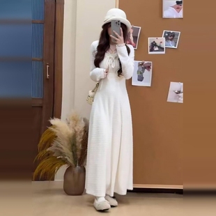 白色长袖针织连衣裙子女秋冬季2025新款巨好看配大衣打底内搭长裙
