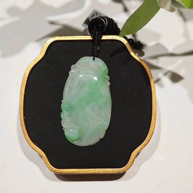 七彩云南翡翠冰种福瓜吊坠