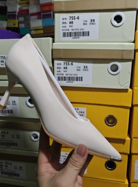 巨一女鞋2026春新款法式金属尖头细跟单鞋简约通勤工作鞋88112